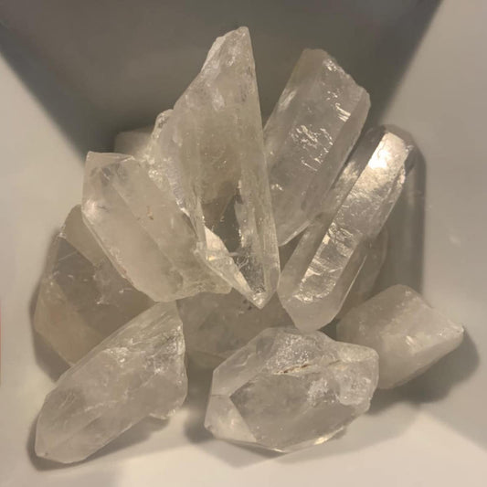 AMOYSTONE 1Lb Bulk Clear Quartz Crystal Points in Box Raw White Quartz Crystals Rough Stones Natural Clear Quartz Cluster for Home Decor