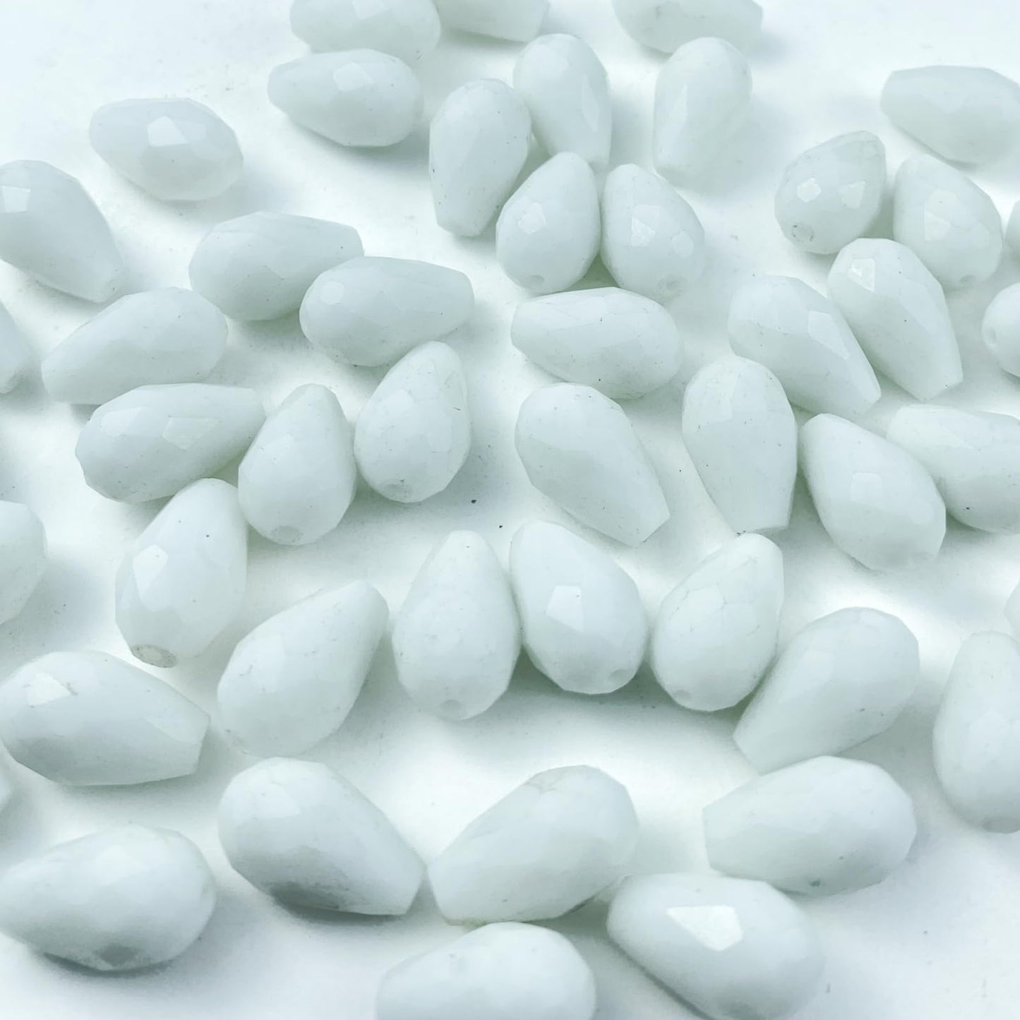 Honkoolly 200pcs 4x6mm Teardrop Crystal Glass Beads Vertical Hole Faceted Glass Teardrop Spacer Beads for Bracelets Necklace Earring DIY Jewelry Making Craft(White)
