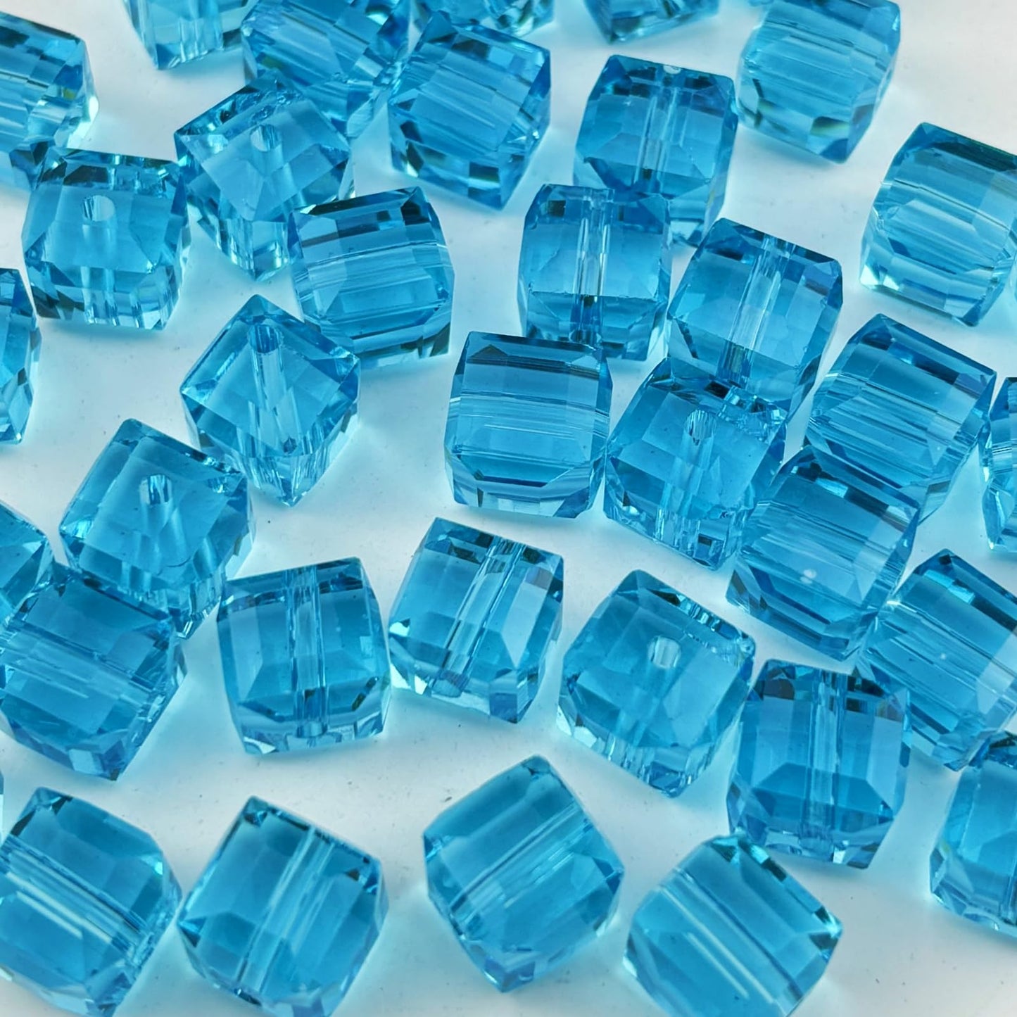 YUEXIGO 100pcs 6mm Cube Crystal Glass Beads for Jewelry Making Faceted Square Crystal Glass Bead Spacer Beads Loose Beads for Bracelet Earring Necklace DIY Craft(Lake Blue)