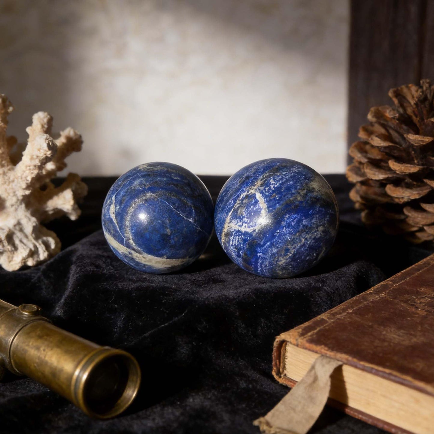 AierCrystal Natural Stone Crystal Sphere Feng Shui Home Decoration Ball Positive Energy Scrying Orb for Meditation Tool for Spiritual Space Purification Globe Diameter 4-5cm Lapis Lazuli Sphere