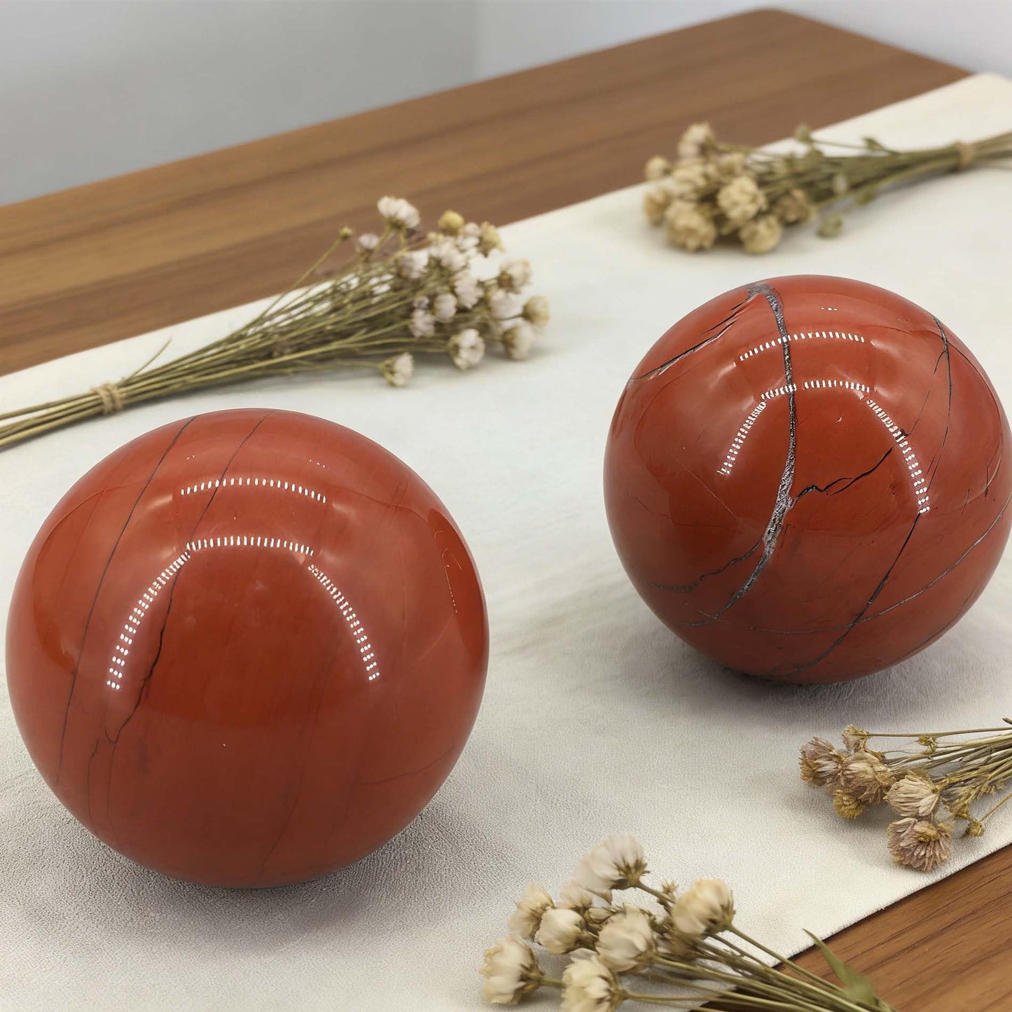 AierCrystal Natural Stone Crystal Sphere Feng Shui Home Decoration Ball Positive Energy Scrying Orb for Meditation Tool for Spiritual Space Purification Globe Diameter 4-5cm Red Jasper Sphere