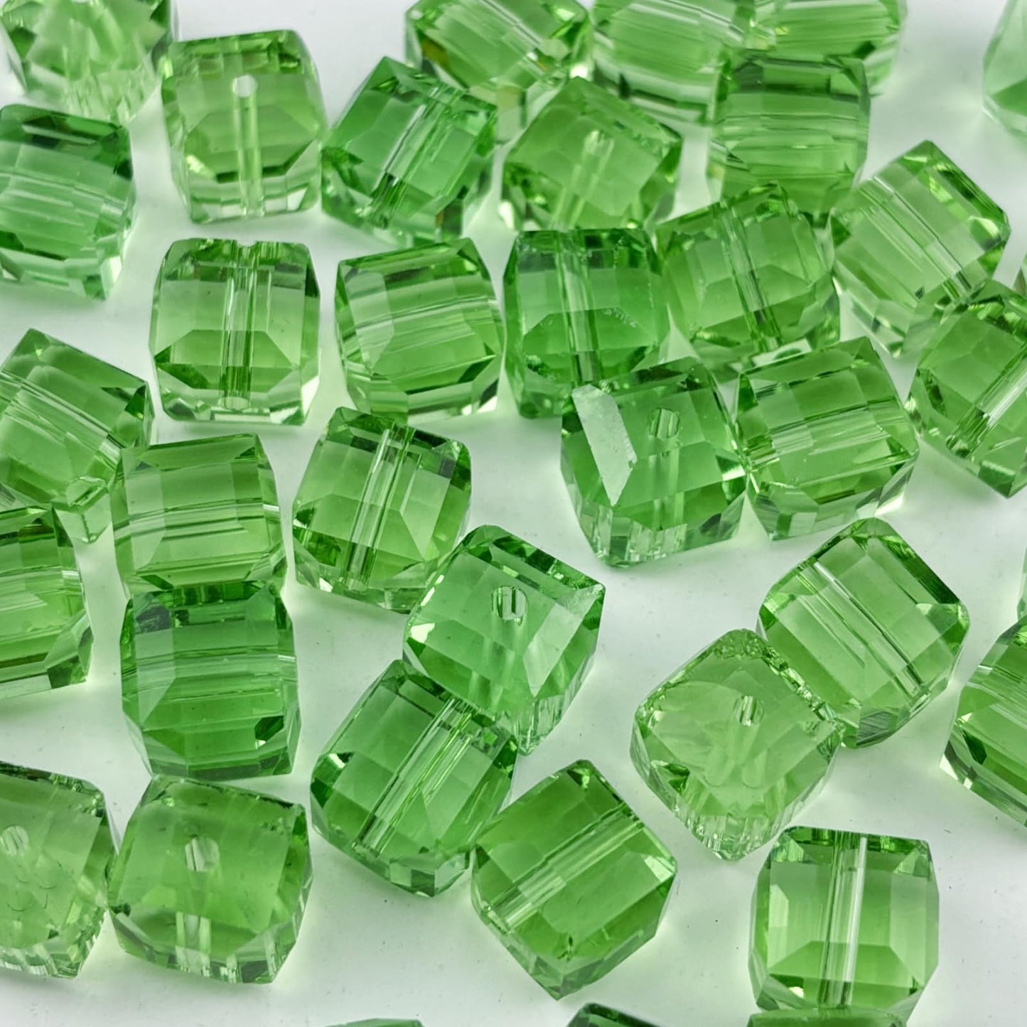 YUEXIGO 200pcs 4mm Cube Crystal Glass Beads for Jewelry Making Faceted Square Crystal Glass Bead Spacer Beads Loose Beads for Bracelet Earring Necklace DIY Craft(Light Green)