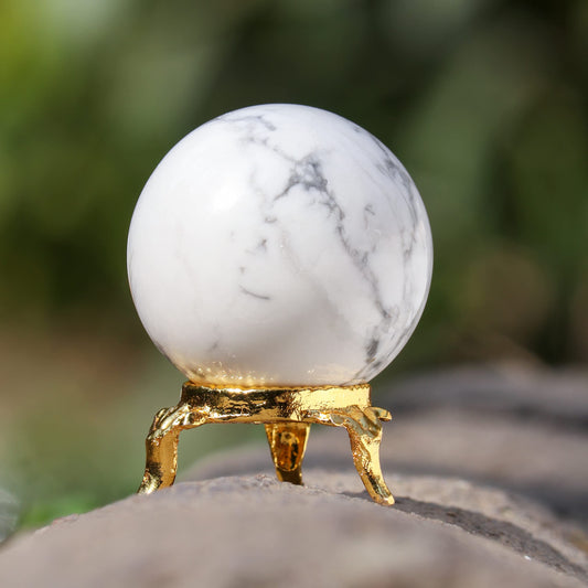 Crocon 45mm Howlite Stone Sphere Ball with Metal Stand 1400+ Carats Gemstone Ball Healing Sphere Sculpture Figurine for Fengshui Divination Home Decoration Photography Crystal Sphere