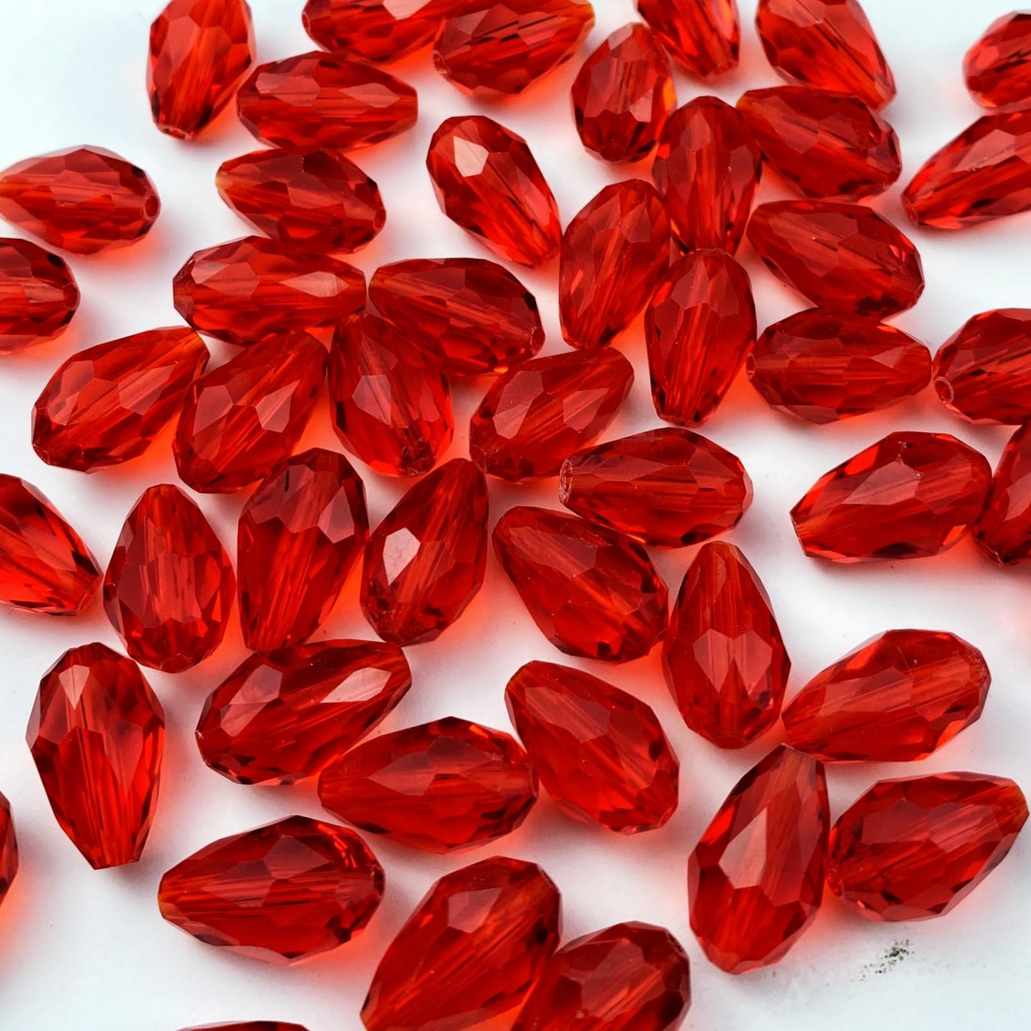 Honkoolly 100pcs 8x12mm Teardrop Crystal Glass Beads Vertical Hole Faceted Glass Teardrop Spacer Beads for Bracelets Necklace Earring DIY Jewelry Making Craft(Red)