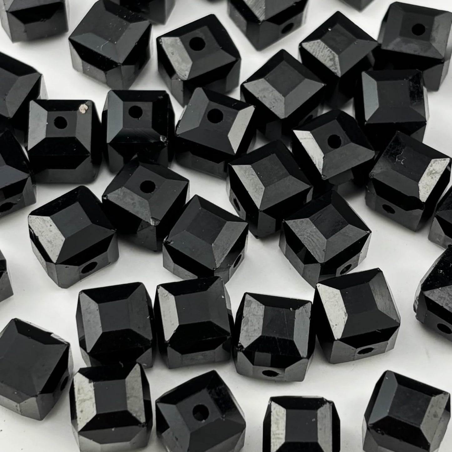 YUEXIGO 200pcs 4mm Cube Crystal Glass Beads for Jewelry Making Faceted Square Crystal Glass Bead Spacer Beads Loose Beads for Bracelet Earring Necklace DIY Craft(Black)