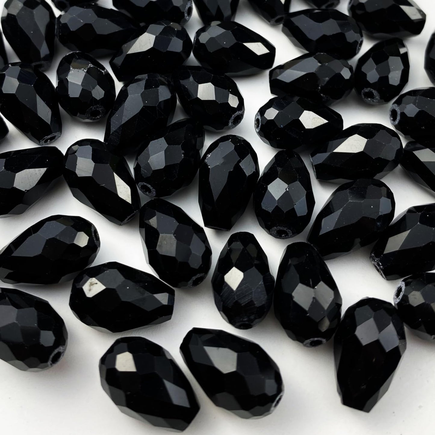 Honkoolly 50pcs 10x15mm Teardrop Crystal Glass Beads Vertical Hole Faceted Glass Teardrop Spacer Beads for Bracelets Necklace Earring DIY Jewelry Making Craft(Black)