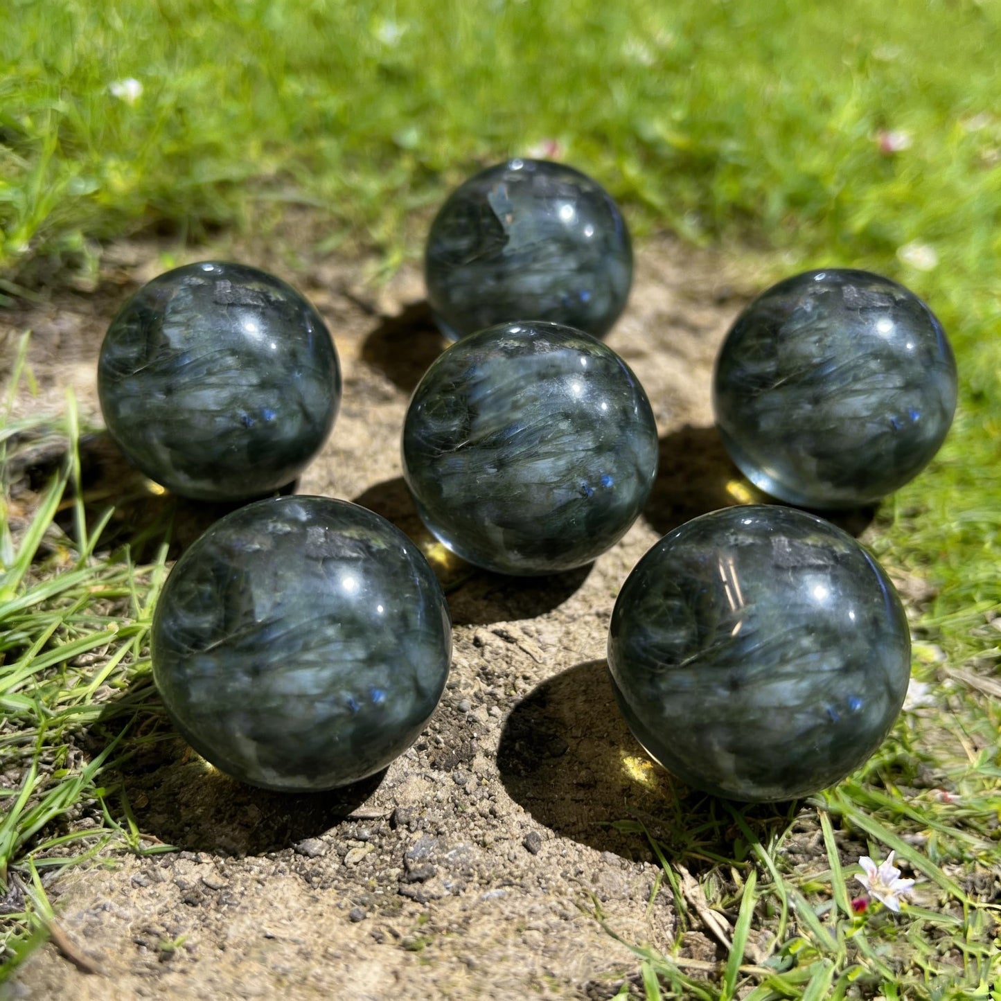 AierCrystal Natural Stone Crystal Sphere Feng Shui Home Decoration Ball Positive Energy Scrying Orb for Meditation Tool for Spiritual Space Purification Globe Diameter 4-5cm Labradorite Sphere