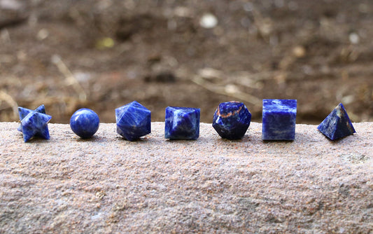 Crocon Sodalite 7Pcs Platonic Solids Crystal Geometry Set, Platonic Solids Sacred Geometric Stones for Meditation Reiki Balancing Healing Chakra Stone Cleansing Spiritual Good Luck (15-20 mm)