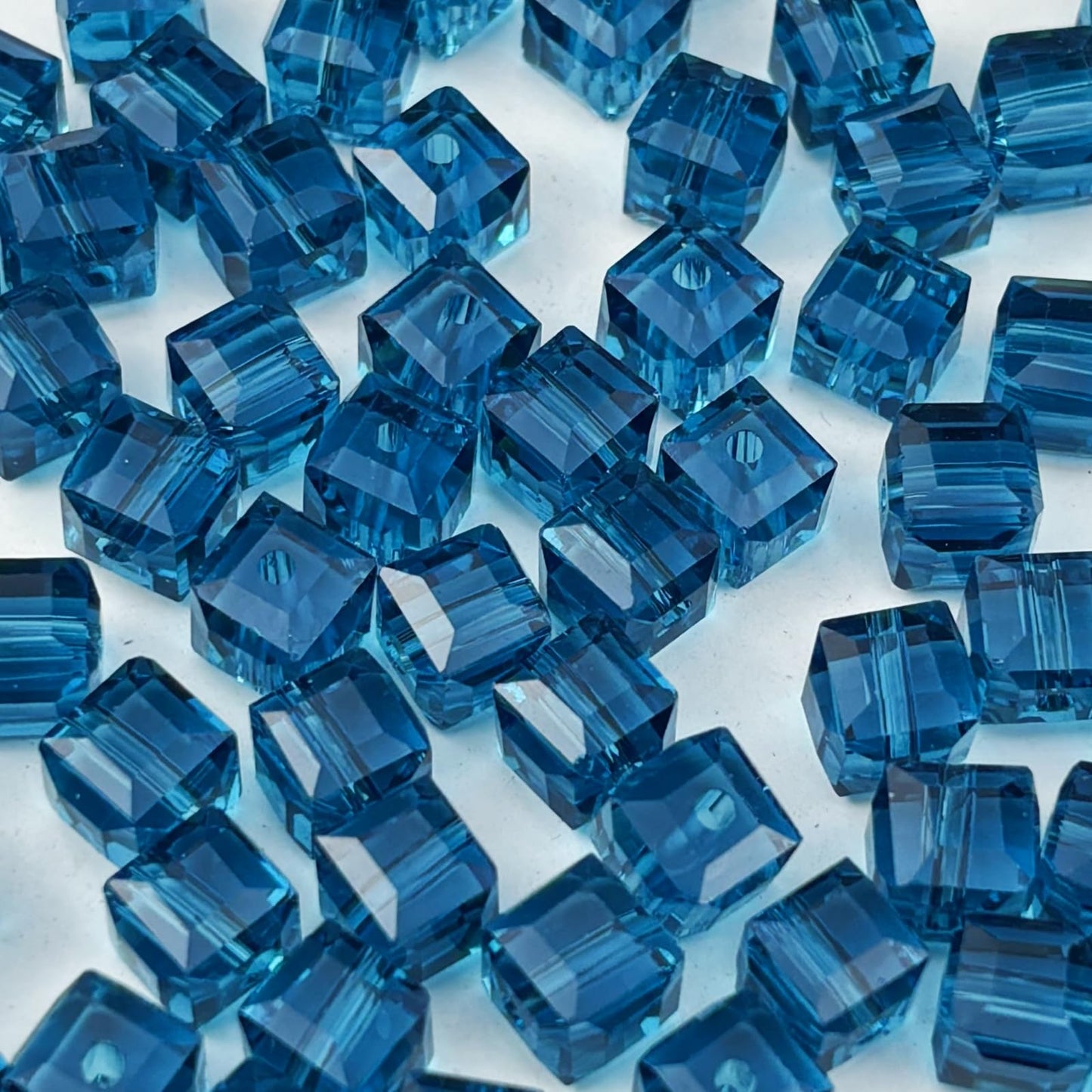 YUEXIGO 100pcs 8mm Cube Crystal Glass Beads for Jewelry Making Faceted Square Crystal Glass Bead Spacer Beads Loose Beads for Bracelet Earring Necklace DIY Craft(Peacock Blue)