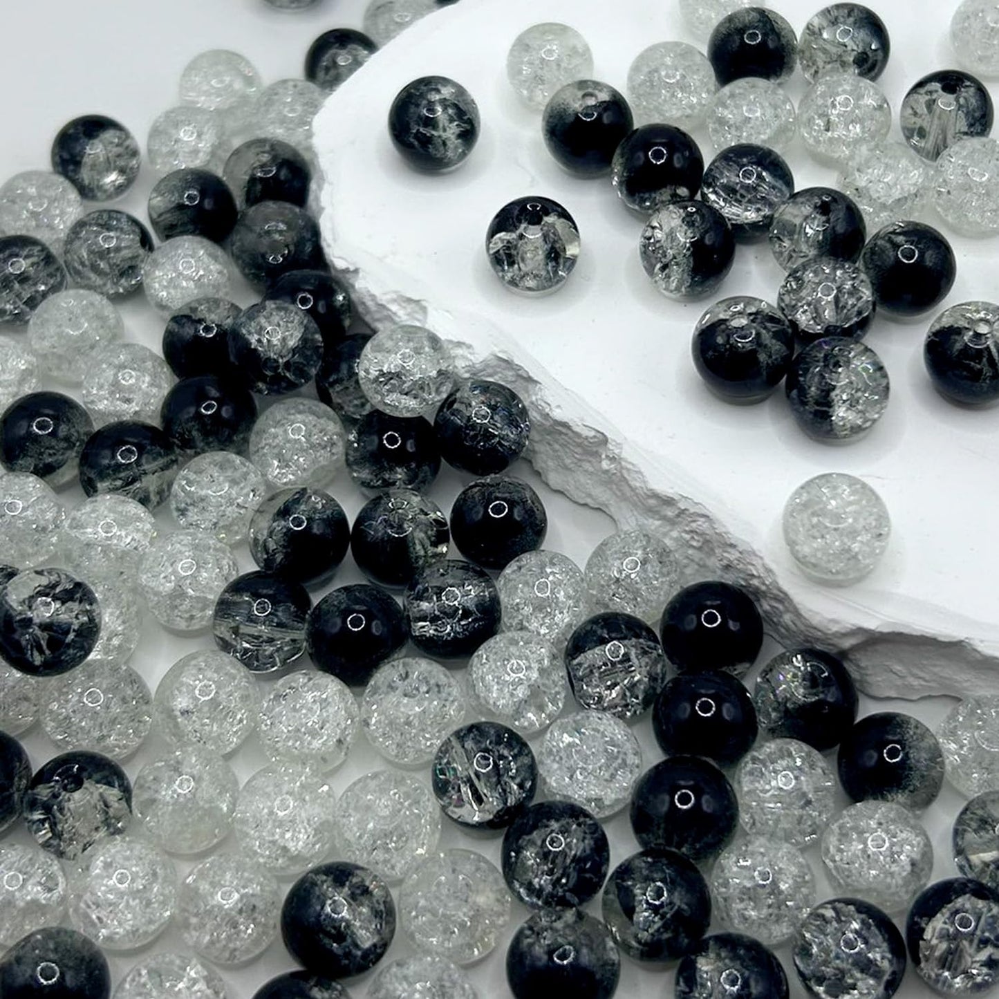 CRZSEELL 300pcs Crackle Glass Beads, 6mm Black and White Crystal Round Beads for Jewelry Making, Loose Bulk Crafts Bead for Earrings Necklaces Bracelets