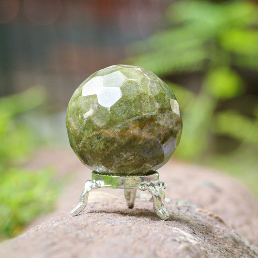 Crocon 50mm Vesuvianite diamond cut Stone sphere Ball with Metal Stand 1400+ Carats Gemstone Ball Healing ornament rock Sphere Sculpture Figurine for Fengshui Divination Crystal Home Decor Photography